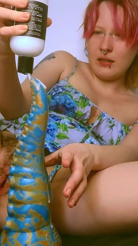 Lori critter dehnt die muschi mit fantasie-dildos