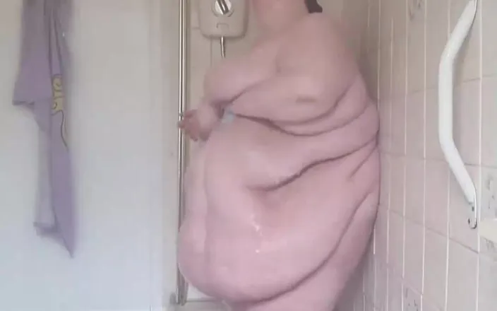 SSBBWLadyBrads: Come and Take a Shower with Me the SSBBW Goddess