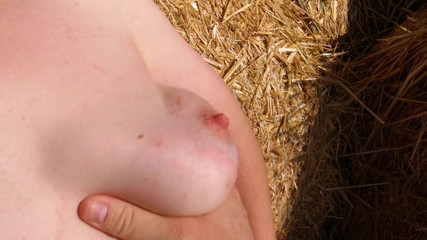 Bouncy Tits Action: Uderz moje cycki w siano