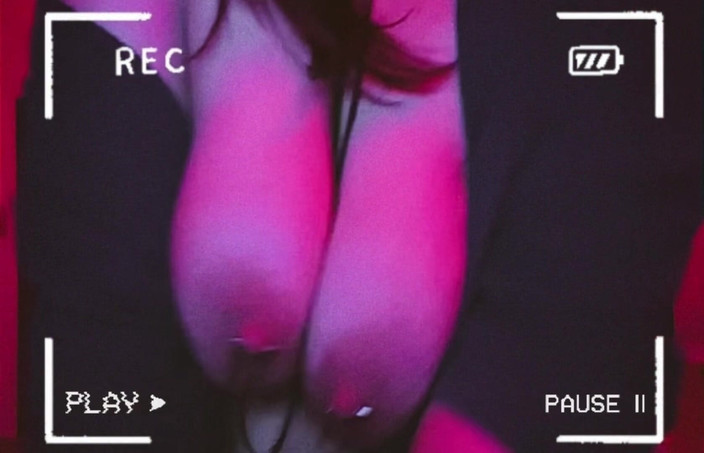 Mrs_KittyCat: Tante seksi lagi asik mainin toketnya yang ditindik