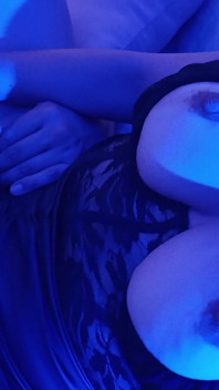 Heiße Latina-milf Unter Blauem Licht Bekommt Oralsex, Dildo-masturbation Und Saftige Flüssigkeiten Mit Orgasmen