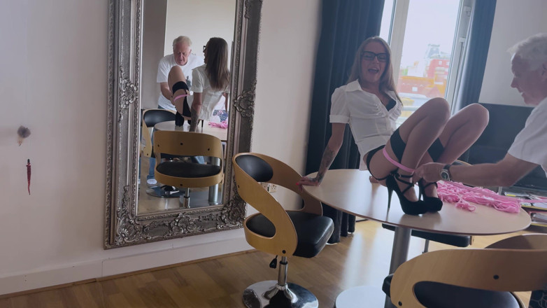 Latina Fetish: Ballgagged, Wiązany, Strapon &amp; Anal Play przez dyrektora i dyrektora generalnego