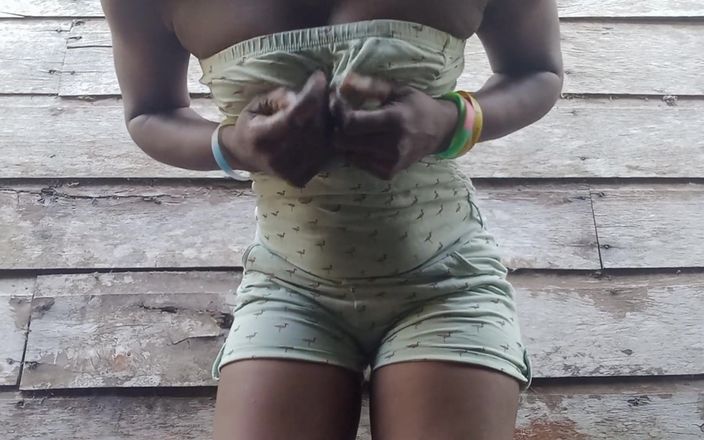 Super sexy ebony cuties: Striptease se pișă în aer liber frecându-mi pizda umedă