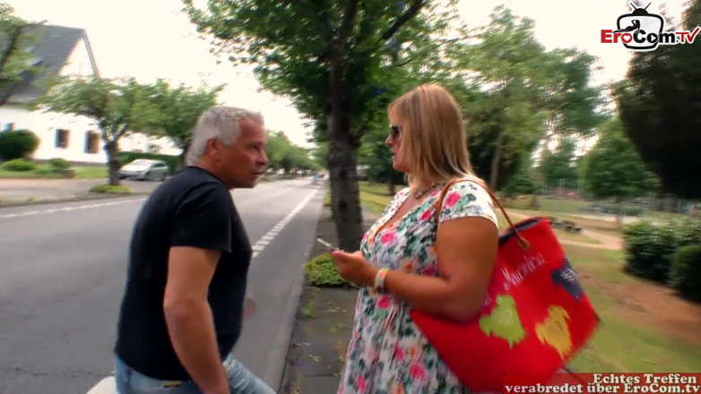 EroCom: Une MILF allemande à forte poitrine se fait draguer dans la...