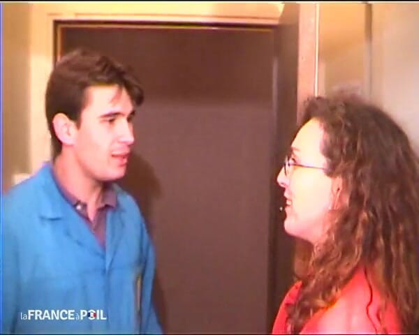 French Family Secrets: MILF nakal yang tidak dicukur dipanggil liwat sos untuk dikongkek...