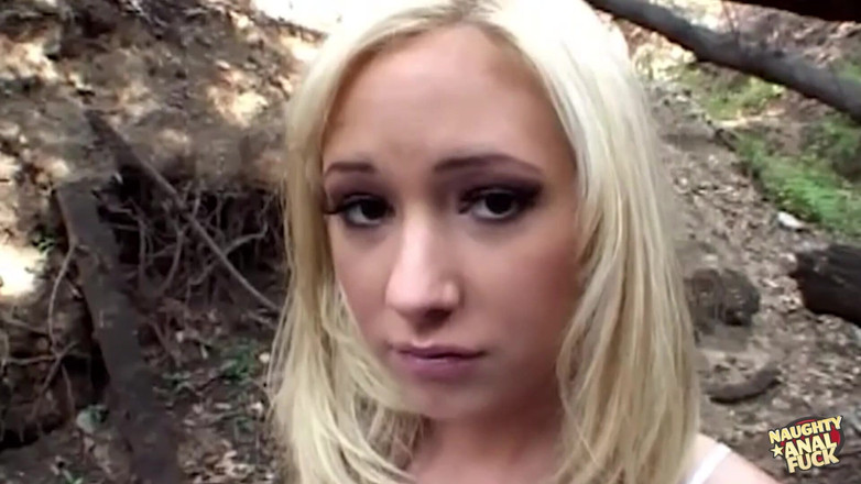 Naughty anal fuck: Podvádějící blondýnka nechává svého muže, aby měl venkovní anální zábavu...