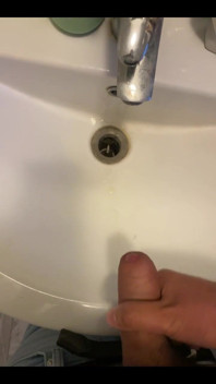 Stayed in a Houseshare for a Night and I Unloaded in the Sink
