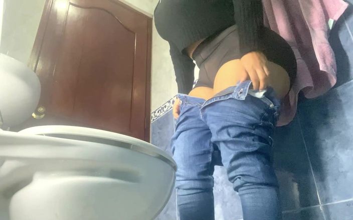 SENSESEX: Üvey annemin büyük banyosunda kameraya yakalandı