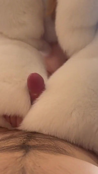 Joc de roluri kitty în sutien alb din blană, dop anal cu coadă de vulpe, haină albă! Șarjă uriașă de spermă pe față!