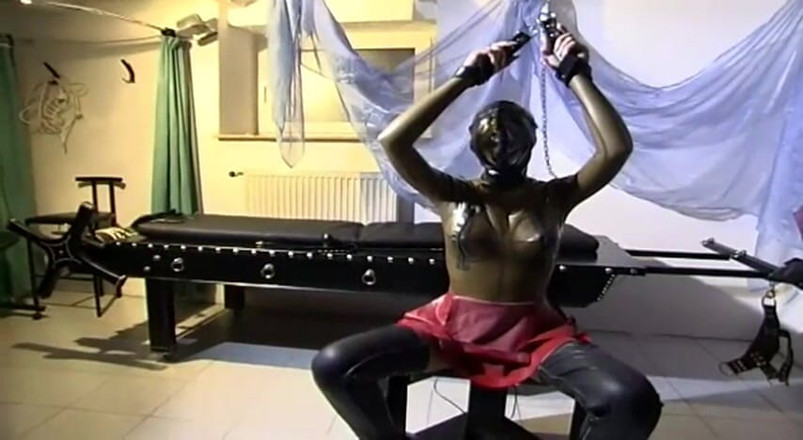 Fetish Desire: Cette femme obéissante en latex aime juste participer aux shows...