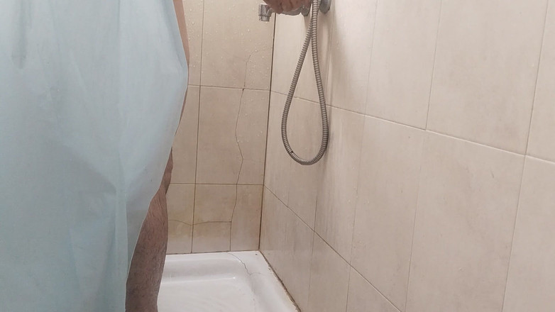 Silkybear143: Tvrdý a pěkný čůrák je nadržený při sprchování