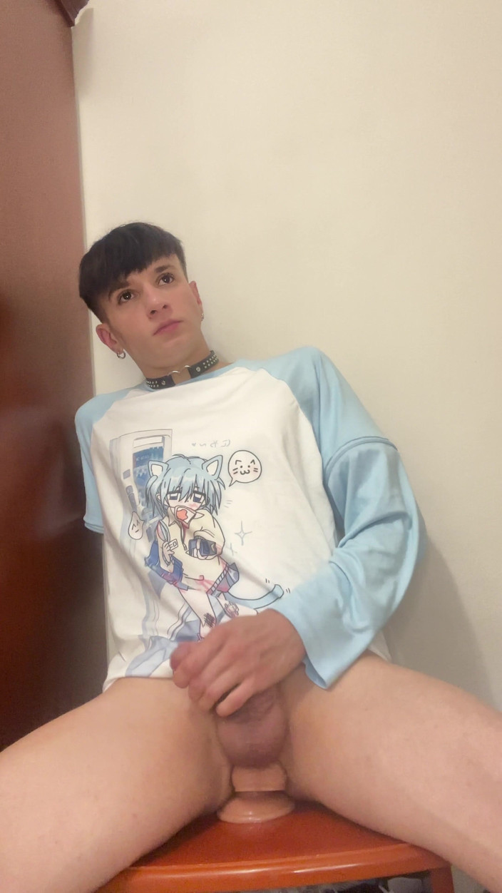 FemmeTwunkie: Ragazzo effeminato blu si diverte con il nuovo giocattolo