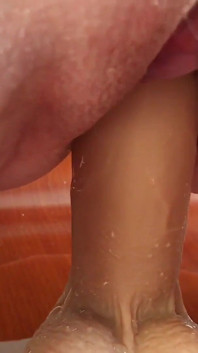 Pissen en mijn dildo berijden. Natte masturbatie voor een orgasme.