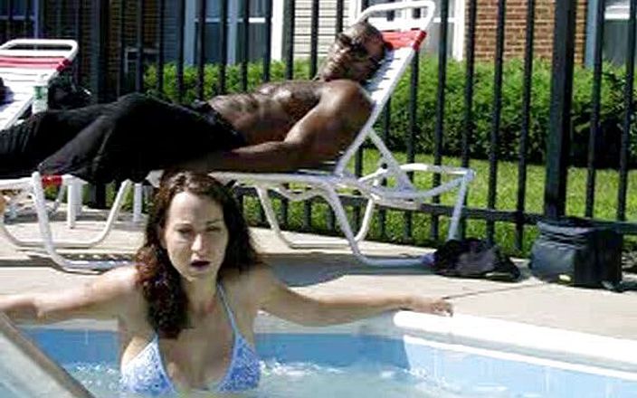 Sara Swirls Interracial Cuckold Erotica: Cazzone nero a bordo piscina