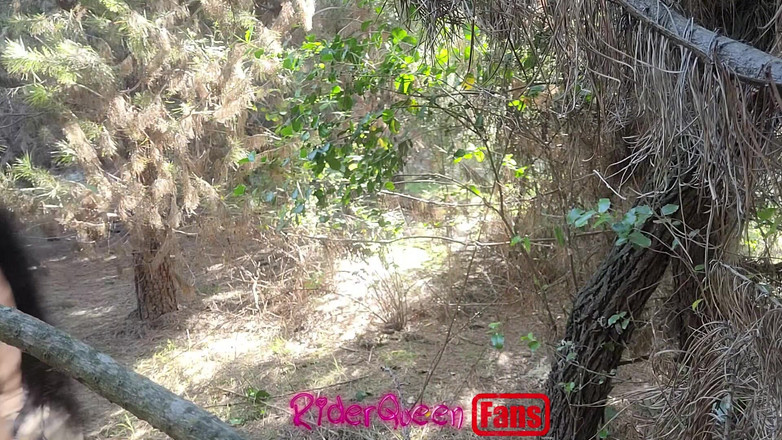 Riderqueen BBW Step Mom Latina Ebony: Riderqueen独自一人，在户外，为我的粉丝准备的视频。