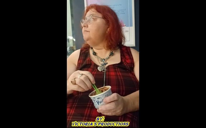 BBW nurse Vicki adventures with friends: Hemşire Vicki burada öğle yemeği yiyor ve sonra lezzetli dondurmanın tadını çıkarıyor