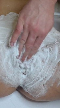 Holení velmi chlupaté kundičky zastřihovačem a razor s holicí pěnou!