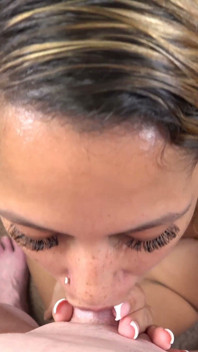 Honey Hart porno seçmelerinde yarak emiyor