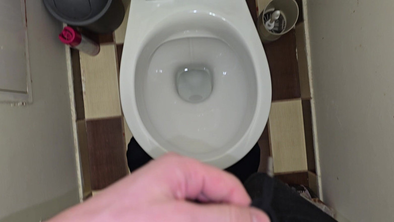 Alpha pee king: Pissen Auf Die Toilette