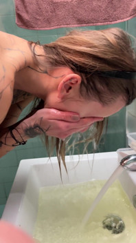 Lavati la faccia con la pisciata puttana