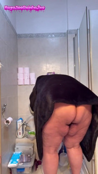 BBW in Fur Coat and Gold Heels: Brazilian Goddess Breaks New Toilet with Gassy Egg Plops