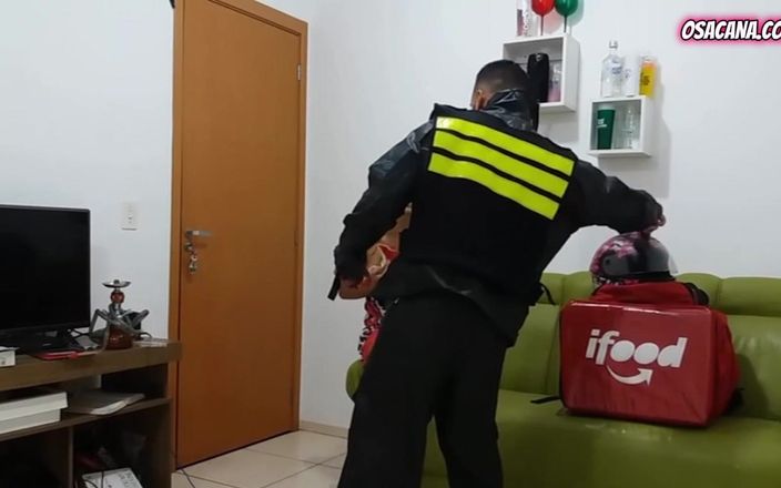Amateur world: Snack Delivery Guy Hits It off with Hot Teen