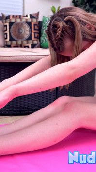 La piccola teen daisy Bean nuda fa yoga e masturbazione