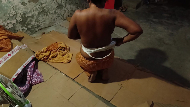 Nirman: बड़ी गांड वाली भाभी अपने कपड़े बदल रही है और लड़का घड़ी देख रहा है