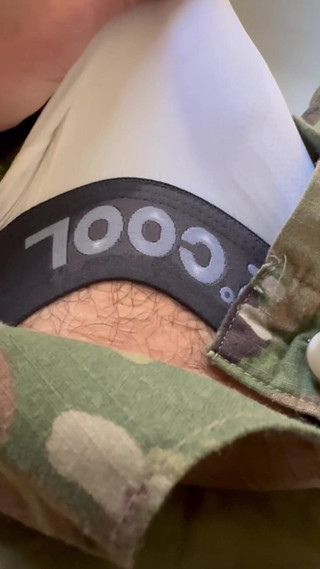 Gay Soldier Stuff: 첫 오줌 오줌 비디오! 육군 전문가가 유니폼을 입고 욕조에 들어가 자신을 젖기 시작하는 동안 지켜보십시오!