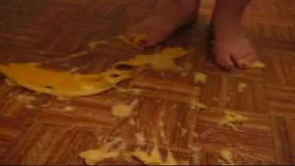 Sexy Amateurz: Foot crushing for a banana