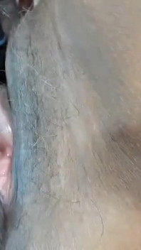 Mi sento bene infila il mio dildo nella mia figa pelosa nonna bbw