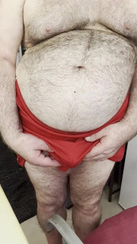 Trener Karl's Balls przypadkowo wyślizgują się z jego szorty gimnastyczne, podczas głaskania jego kutas.