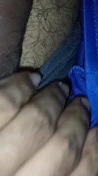Je sors ma bite de mon short et joue avec son prépuce et son pré-éjac