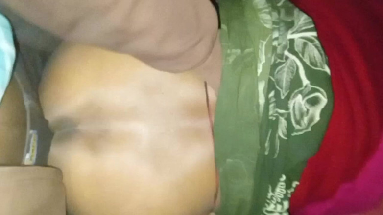 Bengaliauntykichut: Desi Bhabhi's poesje werd gevingerd en met veel plezier geneukt