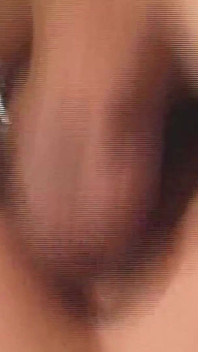 一个熟女的阴户即使通过避孕套仍然很热辣