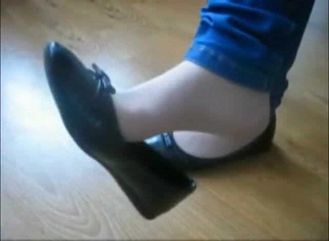 Foot Girls: Crushing small soldier toy