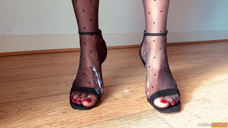Adeline Murphy: Footjob sammanställning. Sperma på fötter i strumpbyxor &amp;strumpbyxor
