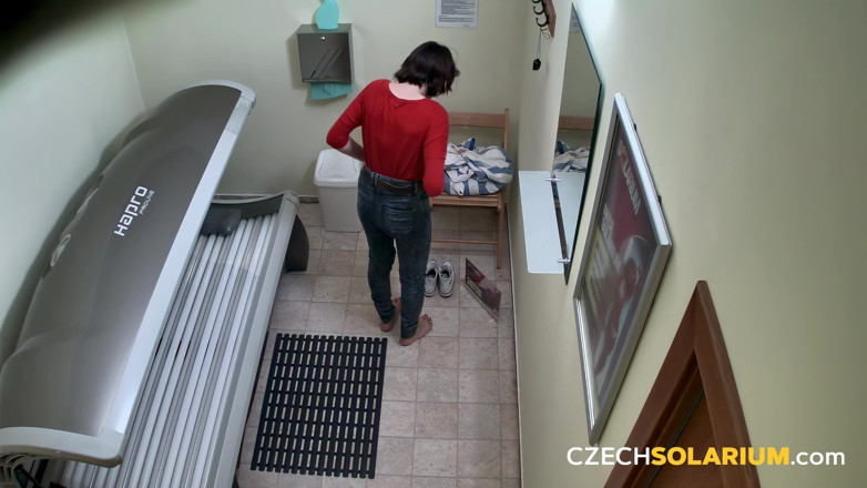 Czech Solarium: Solarium checo 321: joven tetona se muestra en el solarium