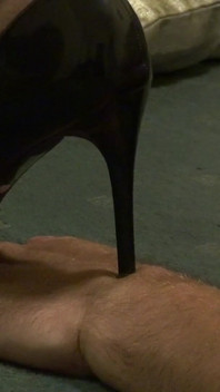 Marche sur ta main avec des talons