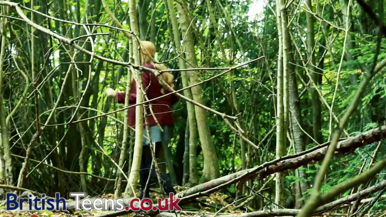British Teens: Cena de estréia de Victoria Greene - vibrador na floresta
