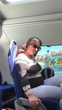 Teşhirci otobüste orta yaşlı seksi kadını emmesi ve boşalana kadar 31 çekmesi için baştan çıkarıyor