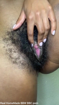 Super sexy ebony cuties: Aku lagi asik ngusap memek berbuluku pakai vibrator sampai muncrat