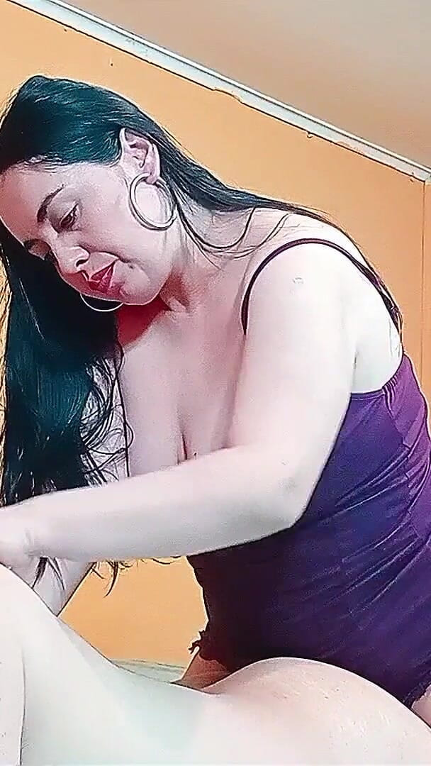 Kellyhotstepmom: Hluboký sex s bbw macechou po domácí masáži.