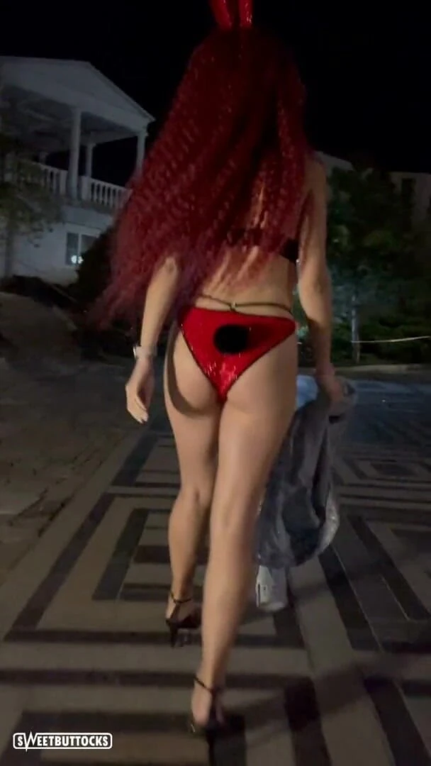 Sweet Buttocks: A Walk Down the Street and a Light Blowjob to...