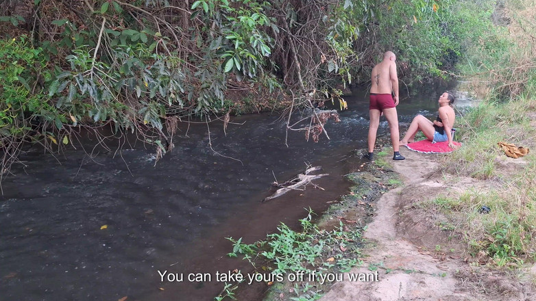 Gabi SweetCouplesStories: Orang asing kepergok di air terjun.