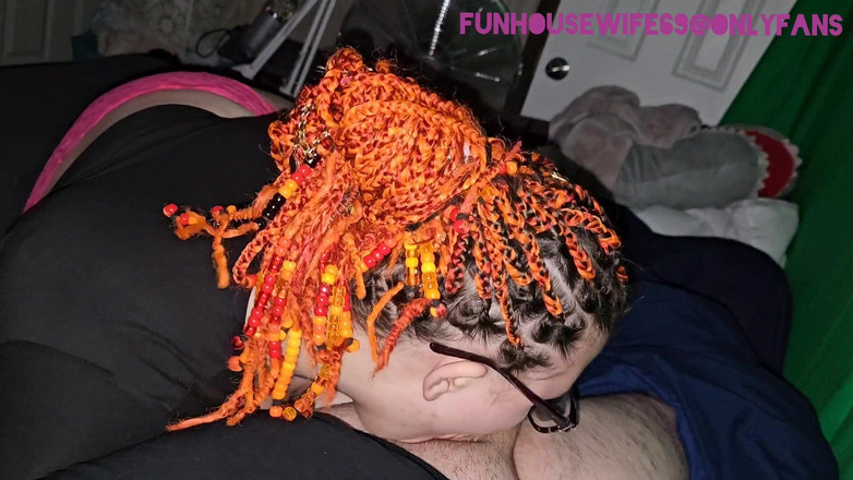 Funhousewife69: Rosa höschen, arsch hoch, schluckt seinen schwanz und kommt