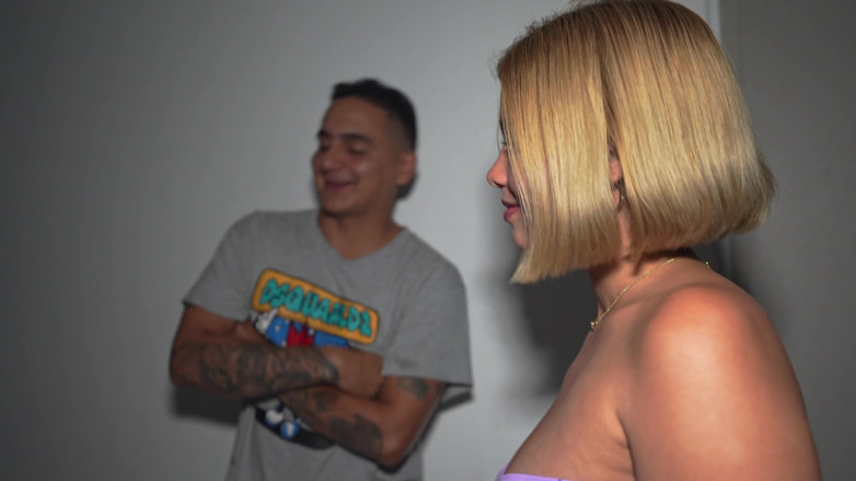Knock Knock Club: Une Petite Colombienne Détruite Par Deux Grosses ! DP