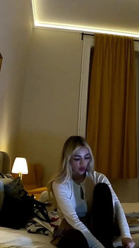 Schattige hete strakke kut blondine in rode panty en minirok trekt haar slipje uit om poesje en kont te laten zien