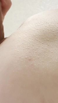 Ejaculare cu vibrator în pizdă