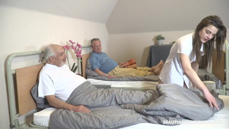Granddadz: 角質ナナガーネットは、老人ホームで非常に一生懸命働いていますGrandDadz